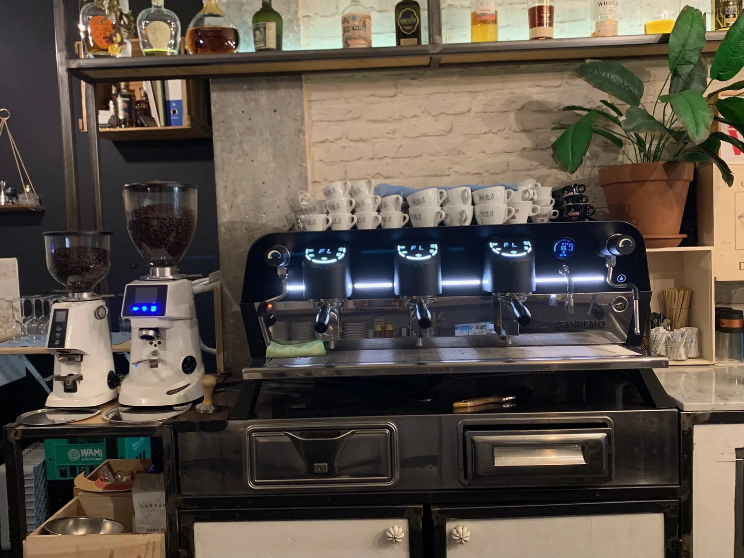 La macchina del caffè del Mavalà con le tazzine impilate