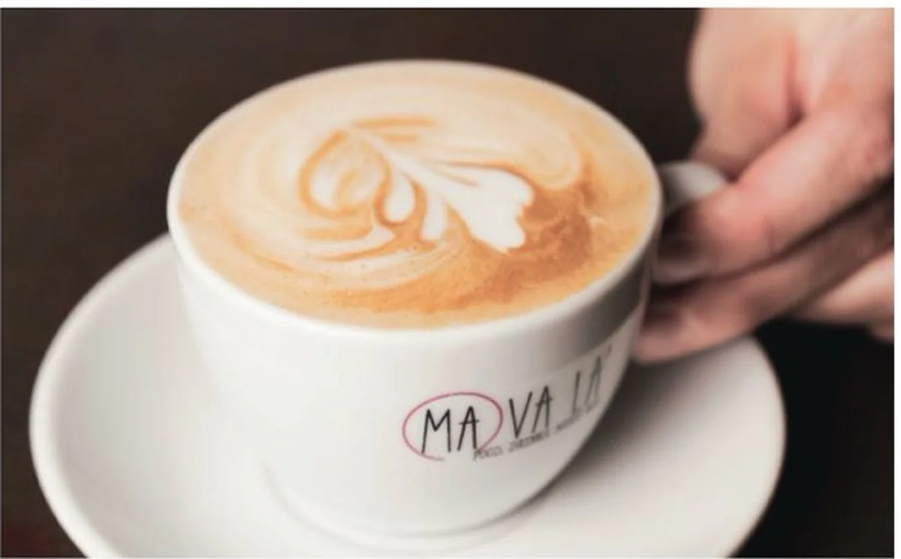 Un cappuccino con la foglia disegnata nella tazza firmata Mavalà
