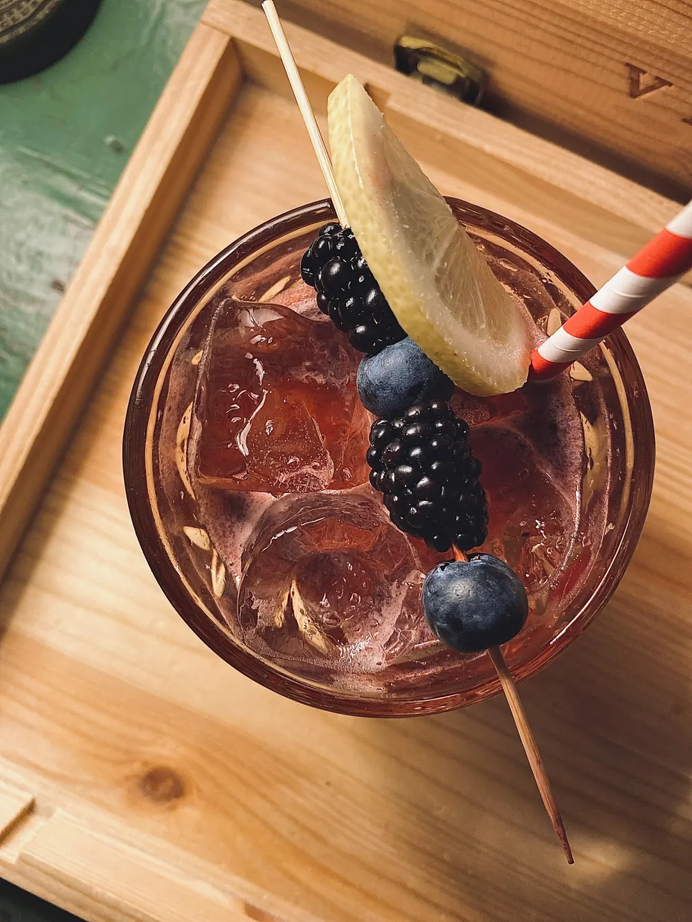 Un cocktail ai frutti di bosco con more e mirtilli sullo stecco