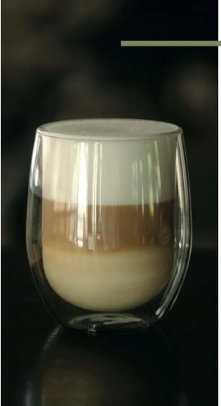 Un latte macchiato in bicchiere di vetro