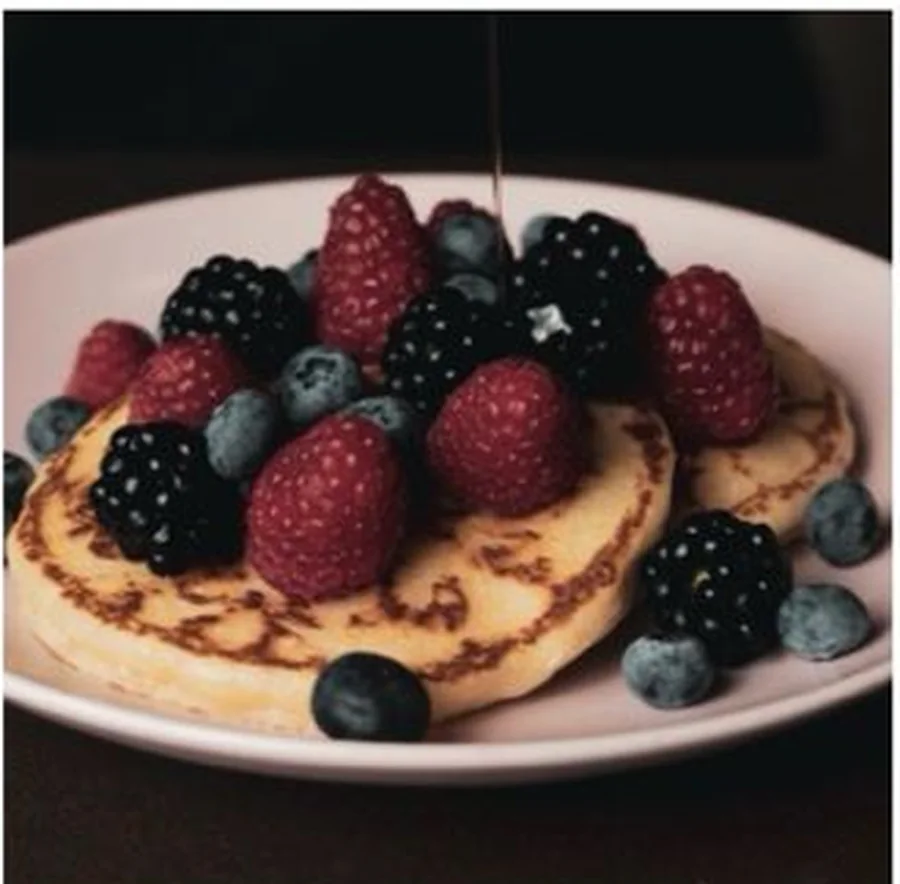Pancake con frutti di bosco e sciroppo d'acero