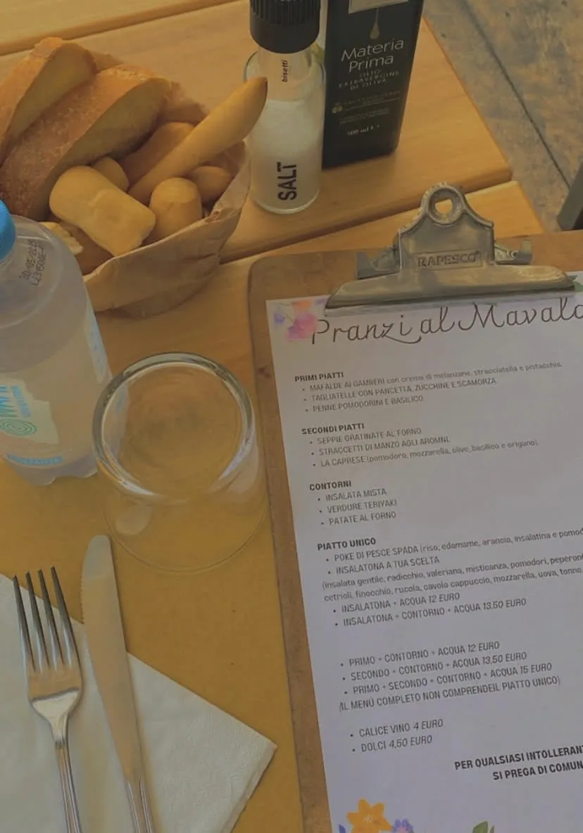 Il menù dei pranzi al Mavalà su una tavoletta, accanto al cestino del pane