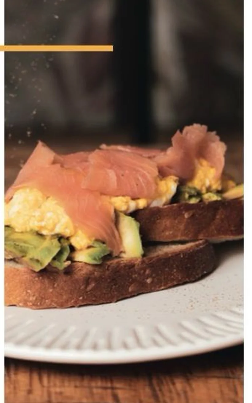 Avocado toast con salmone e uova strapazzate