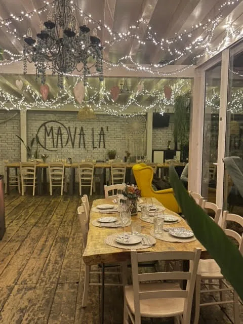 La veranda del Mavalà con le lucine e la scritta sulla parete